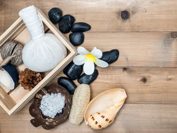 Aromaterapi ürün Spa Masaj beyaz tahta arka plan ile ayarlayın. Üstten Görünüm, düz yatıyordu kompozisyon.