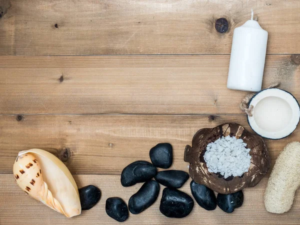 Aromaterapi ürün Spa Masaj beyaz tahta arka plan ile ayarlayın. Üstten Görünüm, düz yatıyordu kompozisyon.