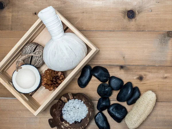 Aromaterapi ürün Spa Masaj beyaz tahta arka plan ile ayarlayın. Üstten Görünüm, düz yatıyordu kompozisyon.