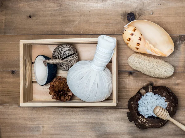 Aromaterapi ürün Spa Masaj beyaz tahta arka plan ile ayarlayın. Üstten Görünüm, düz yatıyordu kompozisyon.