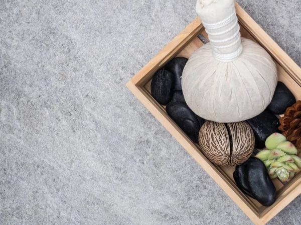 Aromaterapi ürün Spa Masaj beyaz tahta arka plan ile ayarlayın. Üstten Görünüm, düz yatıyordu kompozisyon.