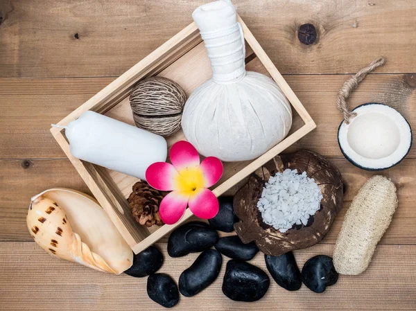 Aromaterapi ürün Spa Masaj beyaz tahta arka plan ile ayarlayın. Üstten Görünüm, düz yatıyordu kompozisyon.