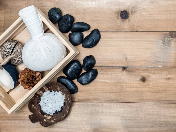 Aromaterapi ürün Spa Masaj beyaz tahta arka plan ile ayarlayın. Üstten Görünüm, düz yatıyordu kompozisyon.