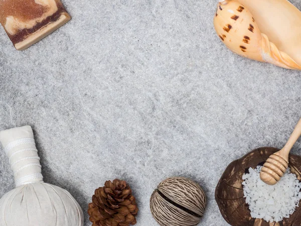 Aromaterapi ürün Spa Masaj beyaz tahta arka plan ile ayarlayın. Üstten Görünüm, düz yatıyordu kompozisyon.