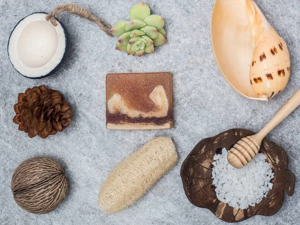 Aromaterapi ürün Spa Masaj beyaz tahta arka plan ile ayarlayın. Üstten Görünüm, düz yatıyordu kompozisyon.