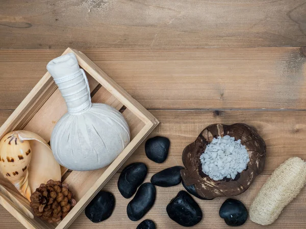 Aromaterapi ürün Spa Masaj beyaz tahta arka plan ile ayarlayın. Üstten Görünüm, düz yatıyordu kompozisyon.