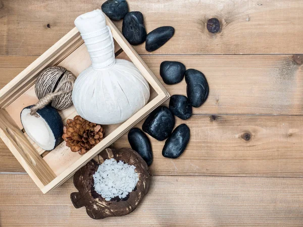 Aromaterapi ürün Spa Masaj beyaz tahta arka plan ile ayarlayın. Üstten Görünüm, düz yatıyordu kompozisyon.