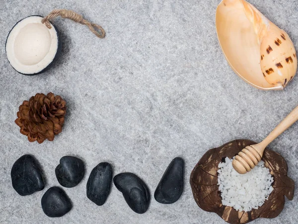 Aromaterapi ürün Spa Masaj beyaz tahta arka plan ile ayarlayın. Üstten Görünüm, düz yatıyordu kompozisyon.