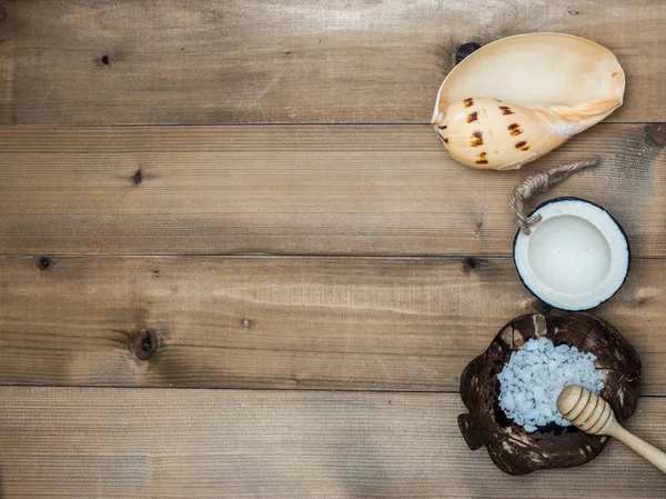 Aromaterapi ürün Spa Masaj beyaz tahta arka plan ile ayarlayın. Üstten Görünüm, düz yatıyordu kompozisyon.