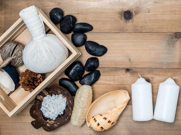 Aromaterapi ürün Spa Masaj beyaz tahta arka plan ile ayarlayın. Üstten Görünüm, düz yatıyordu kompozisyon.