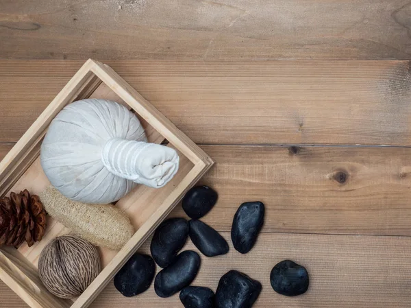 Aromaterapi ürün Spa Masaj beyaz tahta arka plan ile ayarlayın. Üstten Görünüm, düz yatıyordu kompozisyon.