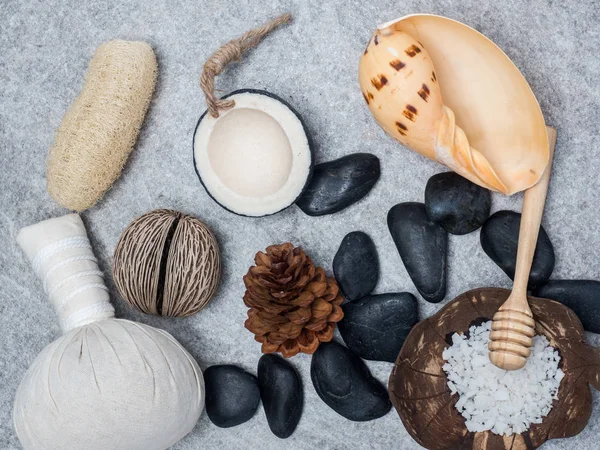 Aromaterapi ürün Spa Masaj beyaz tahta arka plan ile ayarlayın. Üstten Görünüm, düz yatıyordu kompozisyon.