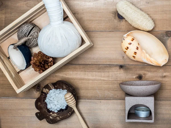 Aromaterapi ürün Spa Masaj beyaz tahta arka plan ile ayarlayın. Üstten Görünüm, düz yatıyordu kompozisyon.