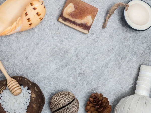 Aromaterapi ürün Spa Masaj beyaz tahta arka plan ile ayarlayın. Üstten Görünüm, düz yatıyordu kompozisyon.