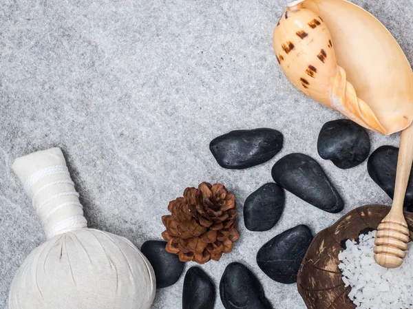 Aromaterapi ürün Spa Masaj beyaz tahta arka plan ile ayarlayın. Üstten Görünüm, düz yatıyordu kompozisyon.