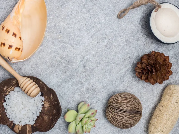 Aromaterapi ürün Spa Masaj beyaz tahta arka plan ile ayarlayın. Üstten Görünüm, düz yatıyordu kompozisyon.