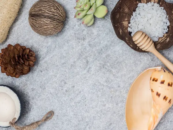 Aromaterapi ürün Spa Masaj beyaz tahta arka plan ile ayarlayın. Üstten Görünüm, düz yatıyordu kompozisyon.