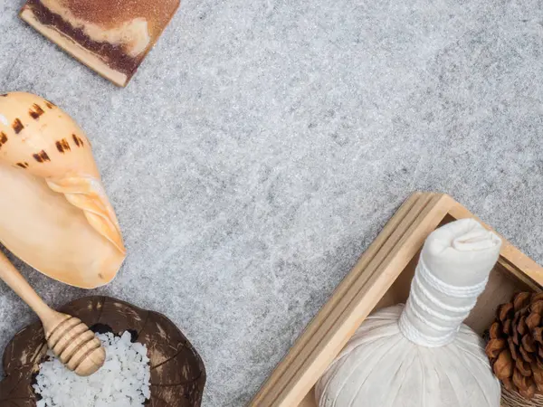 Aromaterapi ürün Spa Masaj beyaz tahta arka plan ile ayarlayın. Üstten Görünüm, düz yatıyordu kompozisyon.