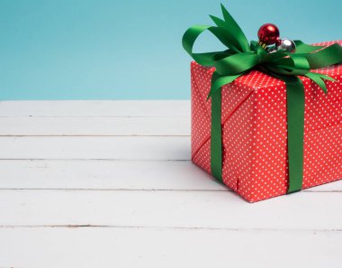 Eski model araba Noel ve yeni yıl ve Sevgililer günü için bir hediye kutusu renk arka plan ve üst ahşap masa üzerinde taşırlar. Dekorasyon aşk kalp .