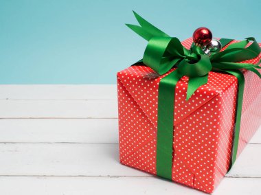 Eski model araba Noel ve yeni yıl ve Sevgililer günü için bir hediye kutusu renk arka plan ve üst ahşap masa üzerinde taşırlar. Dekorasyon aşk kalp .