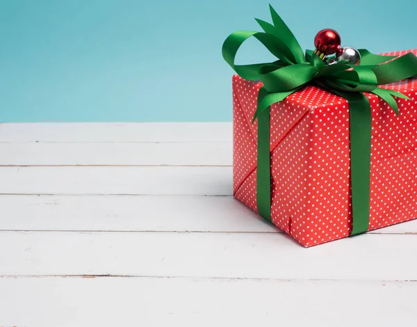 Eski model araba Noel ve yeni yıl ve Sevgililer günü için bir hediye kutusu renk arka plan ve üst ahşap masa üzerinde taşırlar. Dekorasyon aşk kalp .