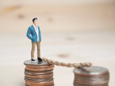 arka plan, iş, iş adamı, hesap makinesi, portre, paralar, kavramı, para birimi, şekil, rakamlar, finans, finans, küresel, büyüme, gelir, yatırım, küçük, mini, minyatür, modeli, para, insanlar, planı, zengin, küçük, yığın, adımları, başarı, takım, küçük