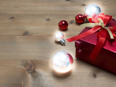 Sevgililer günü Festivali, yeni yıl Talon'un kutu kırmızı kurdele ile. Kırmızı arka plan için fikir kopya alanı oluşturma.