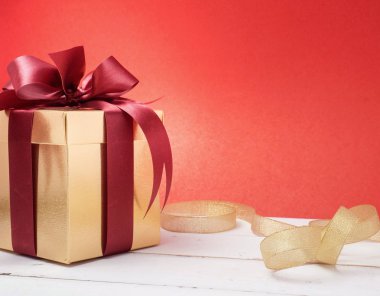 Sevgililer günü Festivali, yeni yıl Talon'un kutu kırmızı kurdele ile. Kırmızı arka plan için fikir kopya alanı oluşturma.