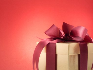 Sevgililer günü Festivali, yeni yıl altın hediye kutusu kırmızı kurdele ile. Kırmızı