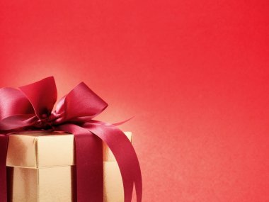 Sevgililer günü Festivali, yeni yıl Talon'un kutu kırmızı kurdele ile. Kırmızı arka plan için fikir kopya alanı oluşturma.