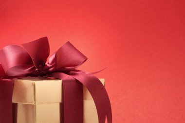 Sevgililer günü Festivali, yeni yıl altın hediye kutusu kırmızı kurdele ile. Kırmızı