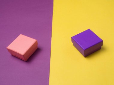 Sevgililer günü Festivali, yeni yıl Talon'un kutu kırmızı kurdele ile. Kırmızı arka plan için fikir kopya alanı oluşturma.