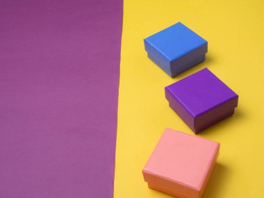 Noel ve yeni Y için renk arka plan üzerinde renkli hediye kutusu