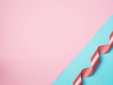 Noel ve yeni Y için renk arka plan üzerinde renkli hediye kutusu