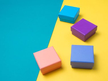 Noel ve yeni yıl için renk arka plan üzerinde renkli hediye kutusu .