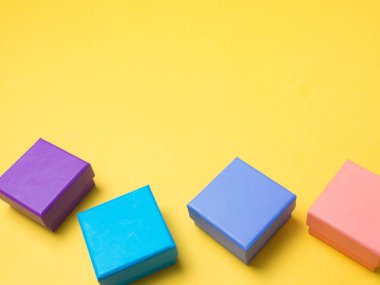 Noel ve yeni yıl için renk arka plan üzerinde renkli hediye kutusu .