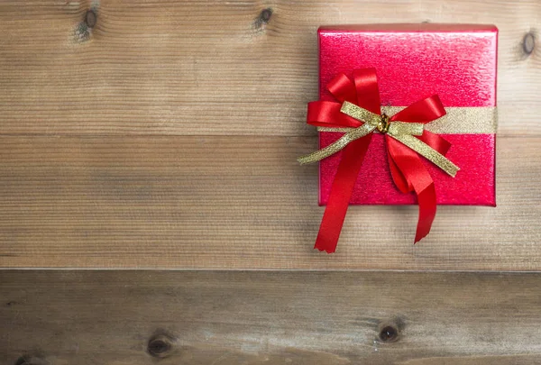 Festa dos namorados, caixa de presente de ano novo .gift com fita vermelha. Fundo vermelho para criar espaço de cópia de ideia . — Fotografia de Stock