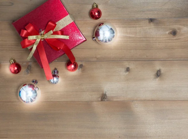 Sevgililer günü Festivali, yeni yıl Talon'un kutu kırmızı kurdele ile. Kırmızı arka plan için fikir kopya alanı oluşturma.