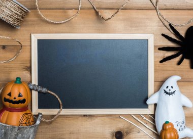 Cadılar Bayramı nesne kavramı ile ahşap arka plan