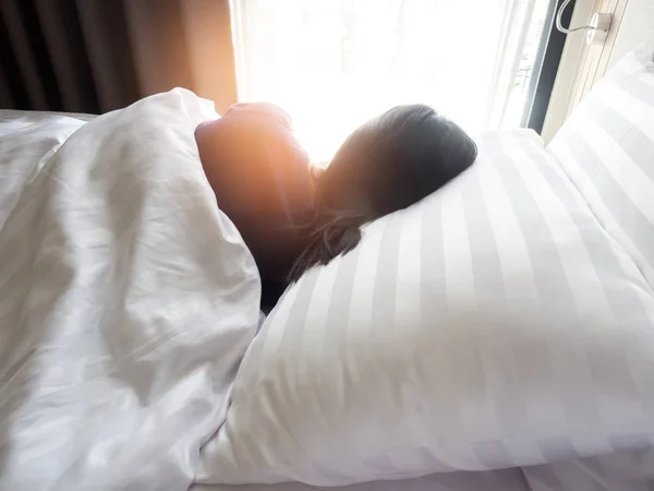 Mulher se alongando na cama depois de acordar, visão traseira — Fotografia de Stock