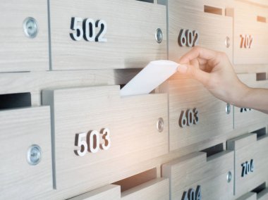 Birinin elini close-up. el bir mektubu posta kutusuna bir apartman binası giriş holü kaldırma