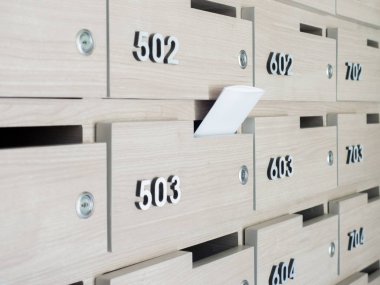 Birinin elini close-up. el bir mektubu posta kutusuna bir apartman binası giriş holü kaldırma