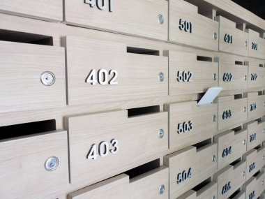 Birinin elini close-up. el bir mektubu posta kutusuna bir apartman binası giriş holü kaldırma