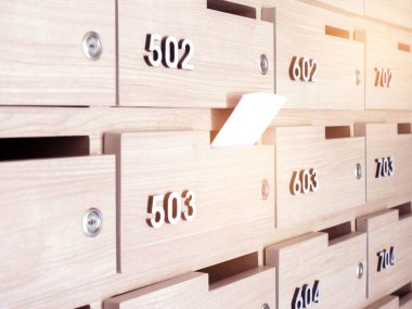 Birinin elini close-up. el bir mektubu posta kutusuna bir apartman binası giriş holü kaldırma