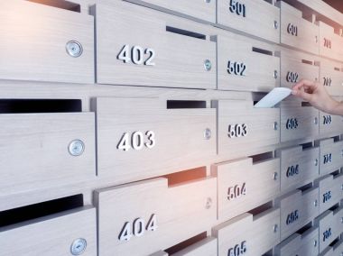 Birinin elini close-up. el bir mektubu posta kutusuna bir apartman binası giriş holü kaldırma