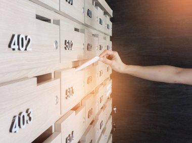 Birinin elini close-up. el bir mektubu posta kutusuna bir apartman binası giriş holü kaldırma