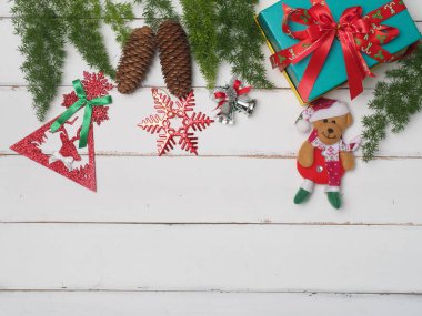 Noel dekorasyon şirin nesne tahta arka plan ile .