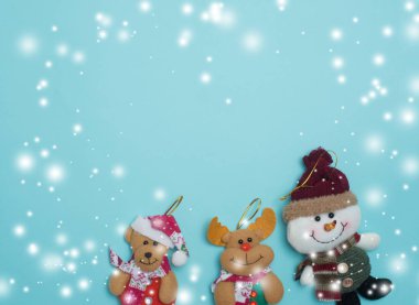 Renkli hediye kutusu ve dekorasyon şirin nesne üzerinde pastel renk bac