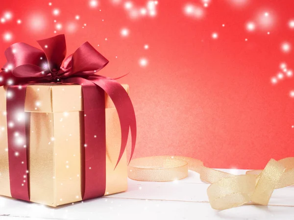 Saint Valentin, Nouvel An Boîte cadeau en or avec ruban rouge. Rouge — Photo