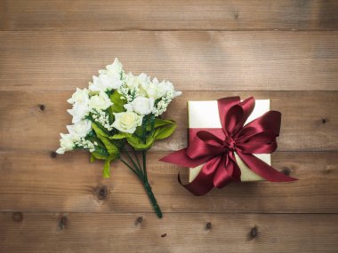 Noel süsleri, giftbox ahşap arka plan. Tasarımcı metin için boş yer.
